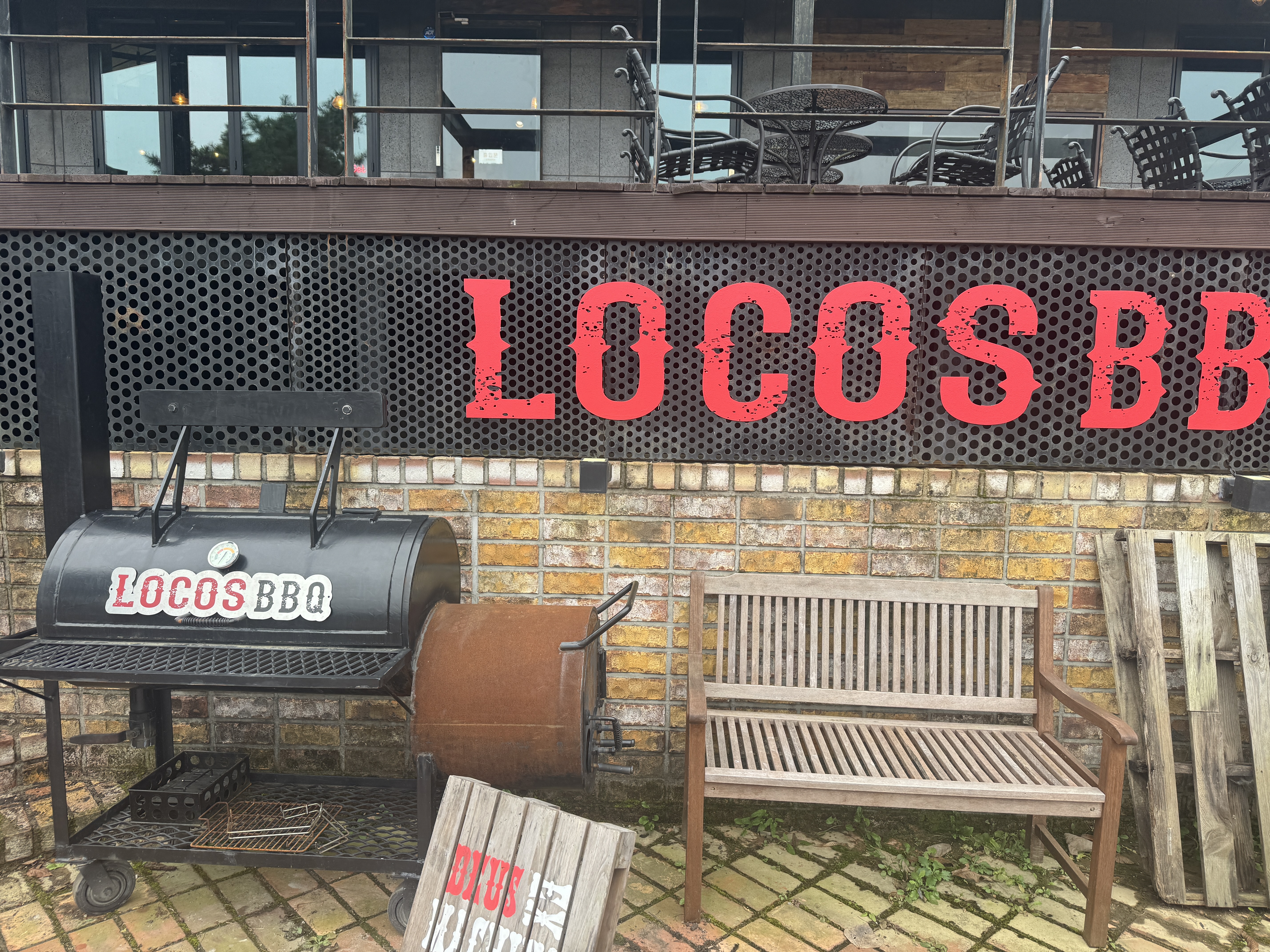 로코스비비큐 팔당점 외부 스모커와 로고 포토존