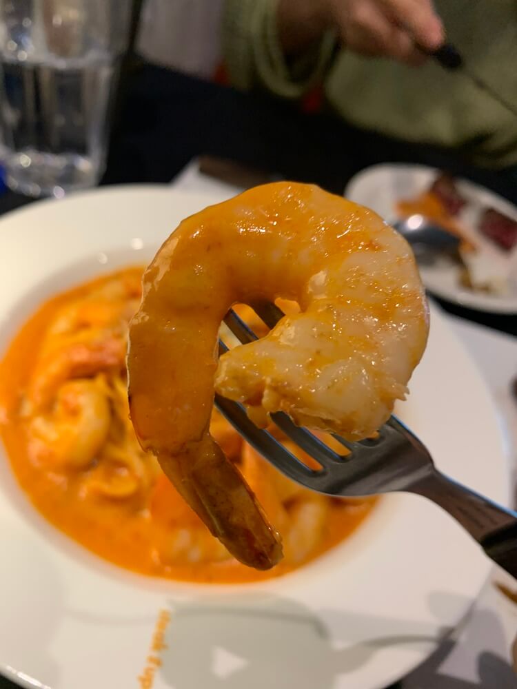 새우 파스타가 담긴 이쁜 그릇