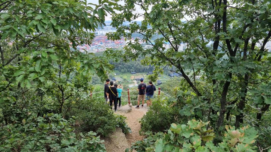 정상 바로 아래 전망대에 다섯 사람, 남4, 여1,