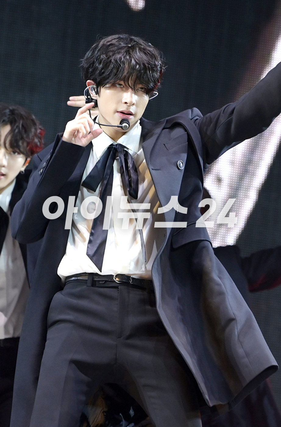 그룹 엔하이픈 제이크가 22일 오후 서울 성북구 안암동 고려대학교 화정체육관에서 열린 엔하이픈(ENHYPEN) 미니 4집 &#39;다크 블러드(DARK BLOOD)&#39; 발매 기념 미디어 쇼케이스에서 타이틀곡 &#39;바이트 미&#39; 무대를 선보이고 있다. [사진=정소희 기자]