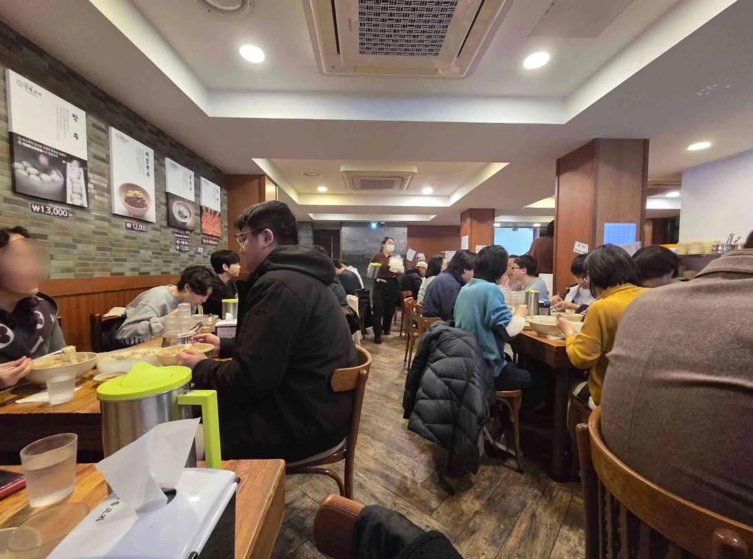 명동교자 본점 내부