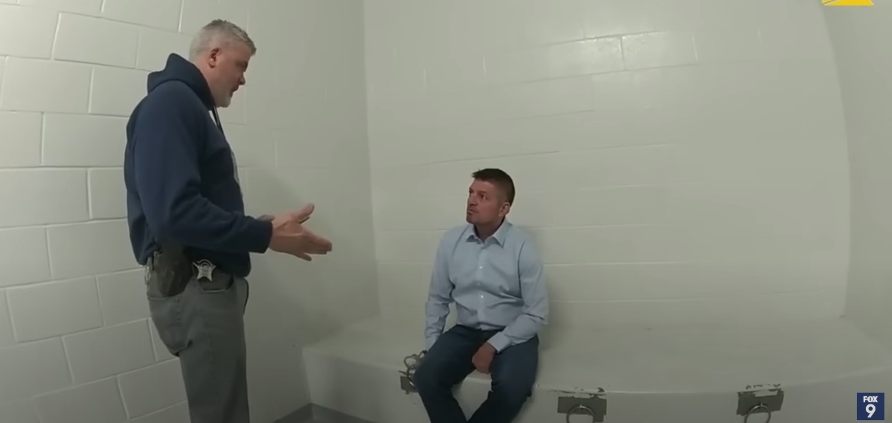 비행기에 총기들고 탑승한 남성