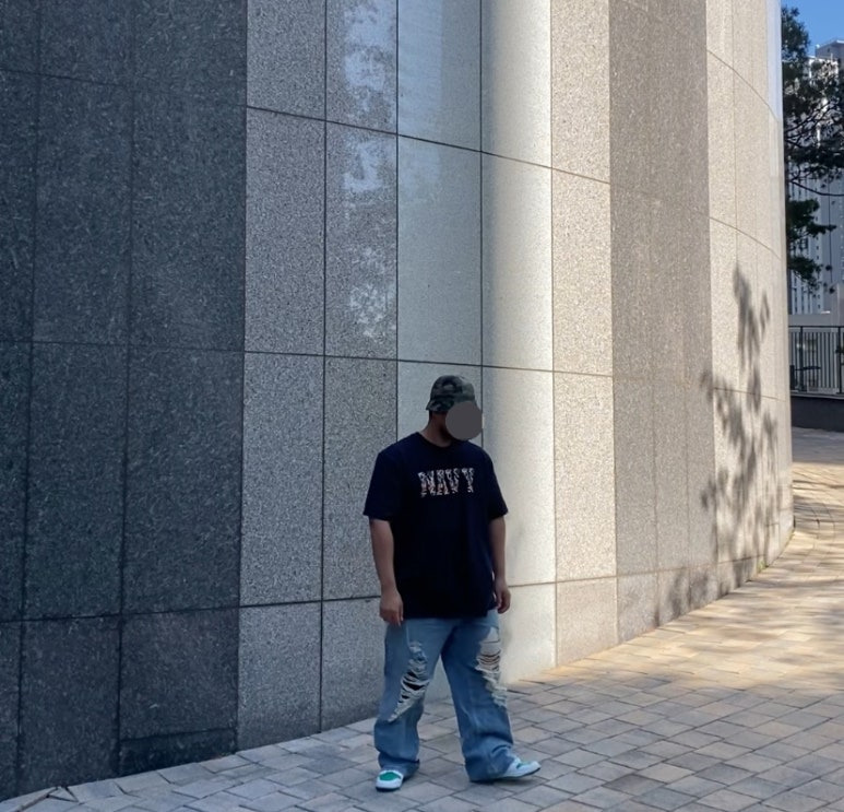 데일리룩(2025. 6. 4.)엑스트라오디너리 카모 버킷햇 벙거지, 엔티엠티(NTMT) 네이비 카모반팔 티셔츠, 무신사스탠다드 와이드 데미지진, 나이키 덩크하이 레트로 그린/화이트