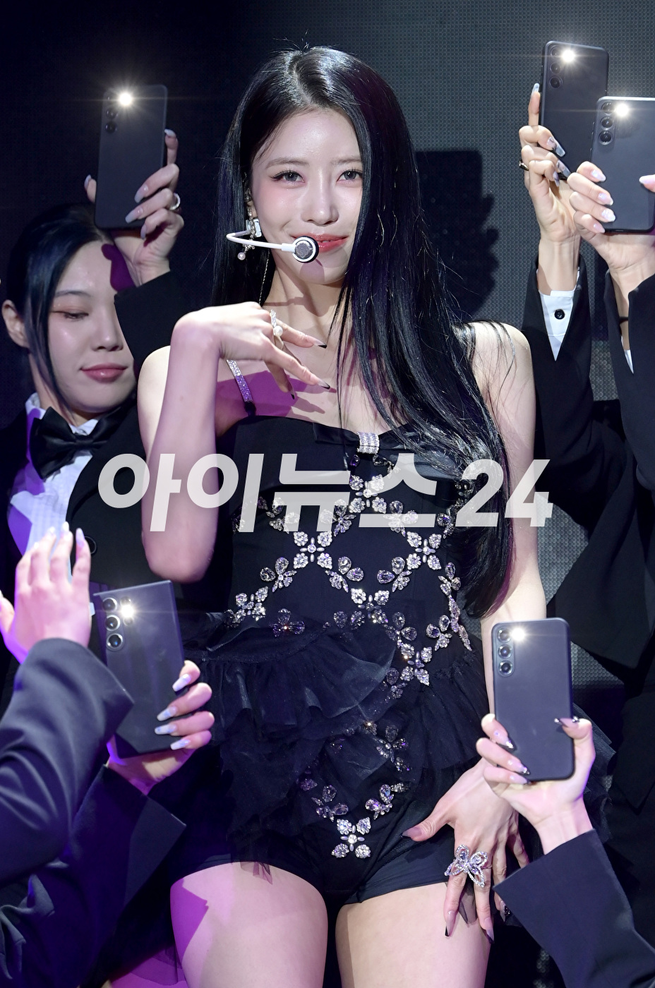 가수 미주가 17일 오후 서울 서교동 메세나폴리스에서 진행된 첫 번째 싱글 앨범 '무비 스타'(Movie Star) 솔로 데뷔 쇼케이스에 참석해 타이틀곡 '무비 스타' 무대를 선보이고 있다. [사진=정소희 기자]