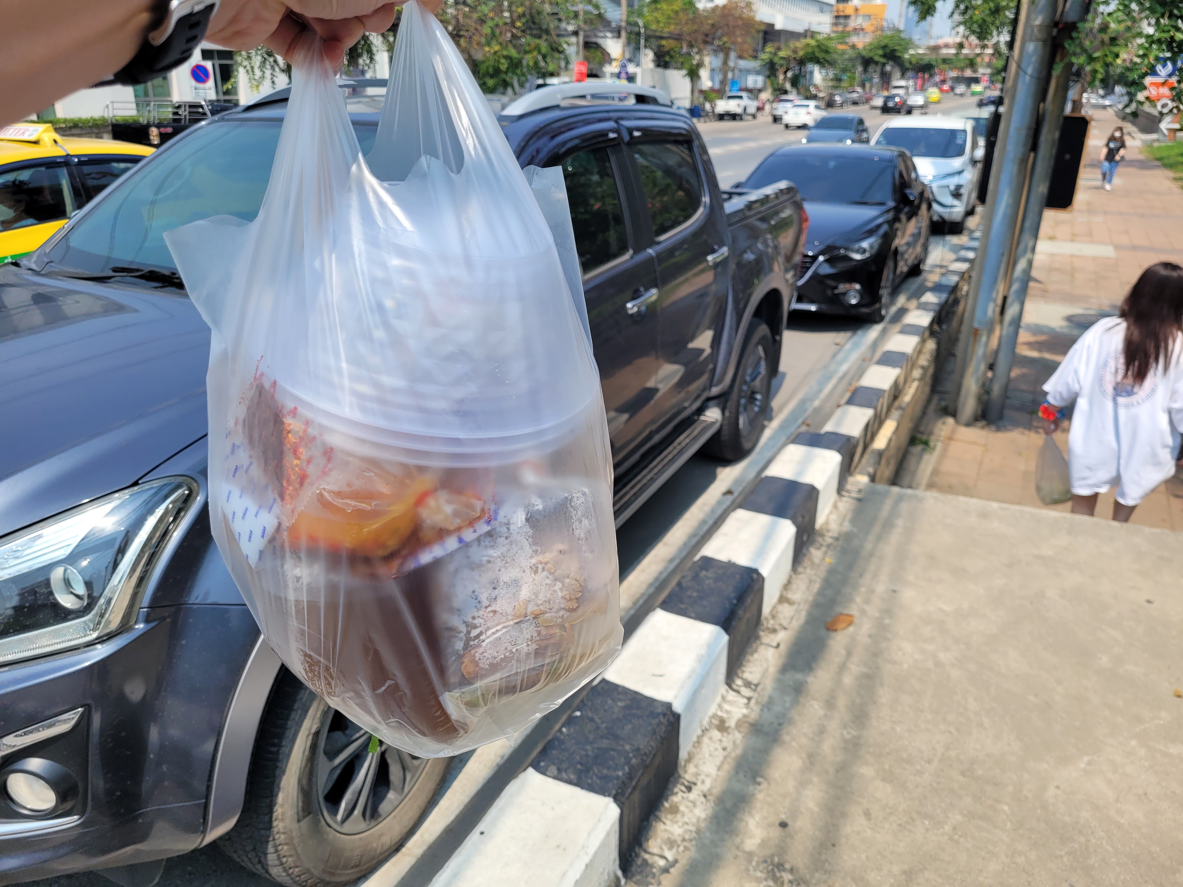 포장된 갈비국수를 가지고 숙소로 돌아가는 길