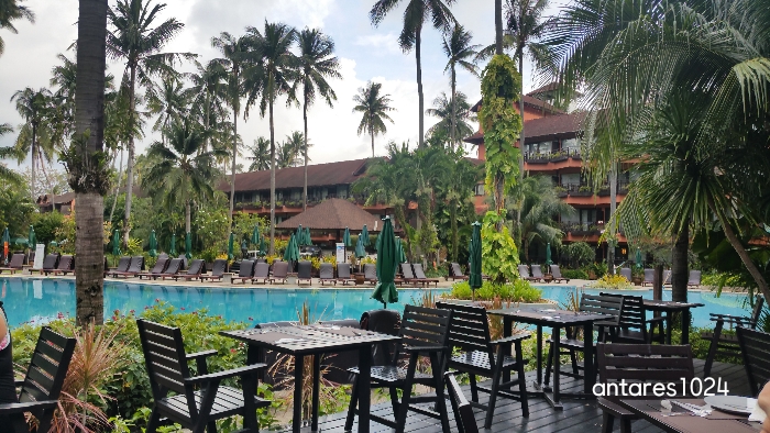 수영장을-바라보면서-먹는-테이블과-의자가-놓여-있는-조식장