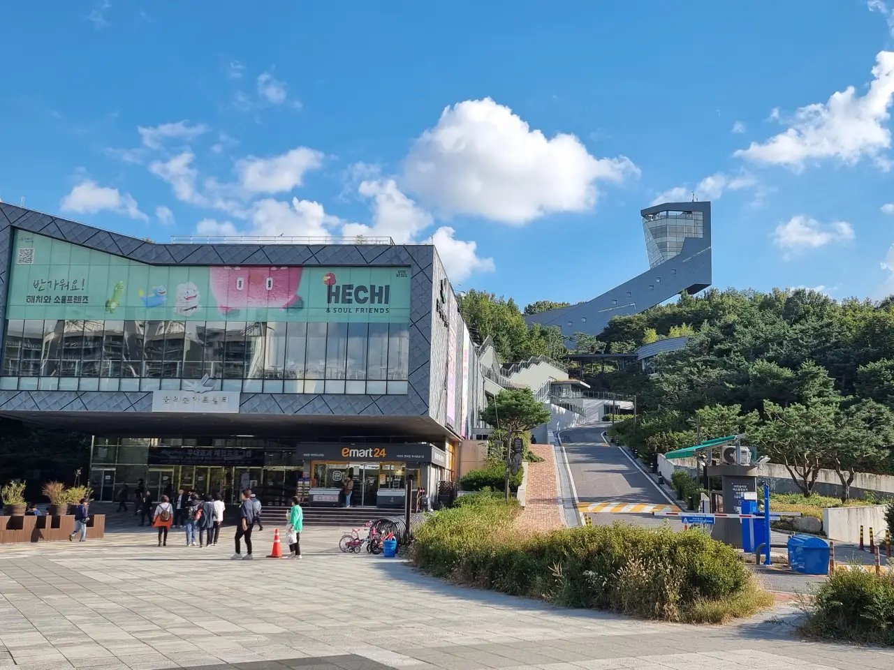 꿈의숲-아트센터와-전망대-정면모습