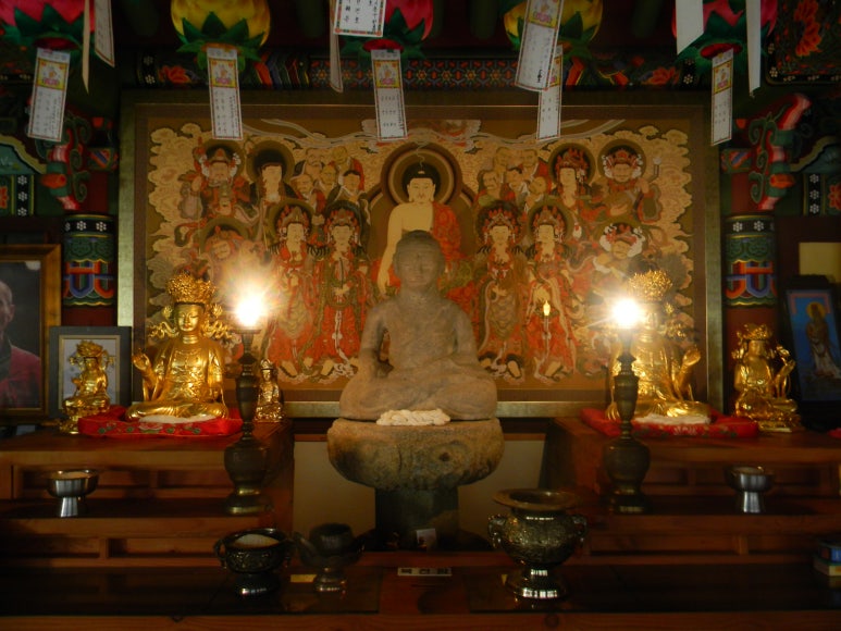 백족사 석조여래좌상