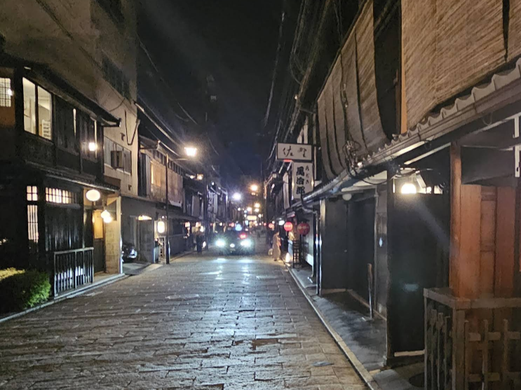 어두워진 하나미코지 거리. 등과 건물내 조명으로 낮과 다른 느낌이 난다.