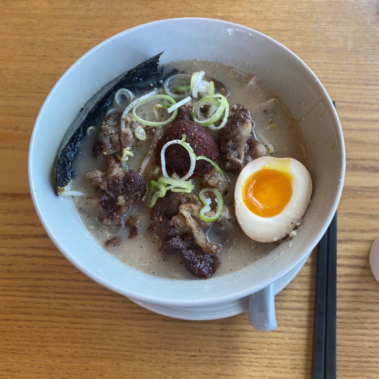 우삼겹&amp;#44; 계란&amp;#44; 김&amp;#44; 대파와 라멘이 함께 그릇에 담겨 있습니다.