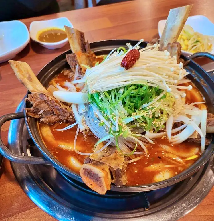 전참시 전지적참견시점 매니저 추천 매운 갈비, 매운갈비찜 맛있는 식당 홍현희 제이쓴 만삭 사진 화보 촬영 제주 여행 함덕 해수욕장 맛집 소개