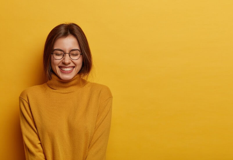 환하게 웃고 있는 여성