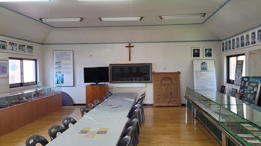 양양성당 이광재 티모테오 신부님 기념관 안 사진