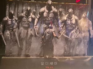 영화관에 있던 오디세이 입체 판넬.