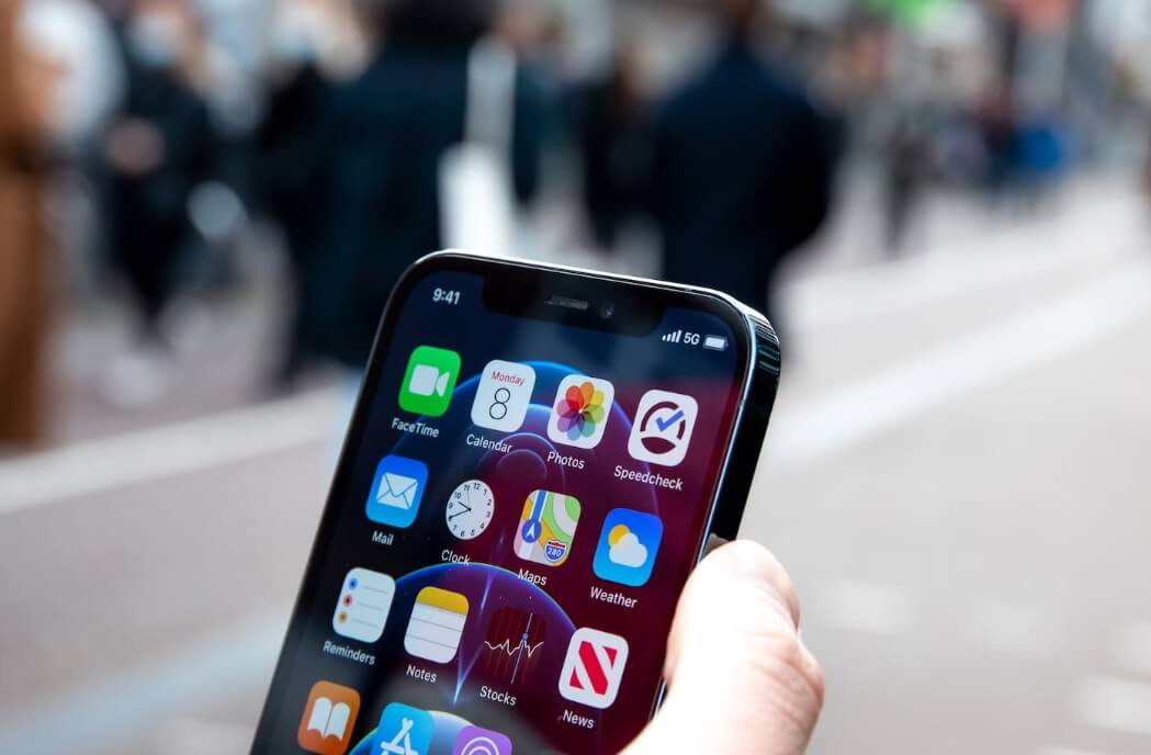 거리에서 핸드폰보기