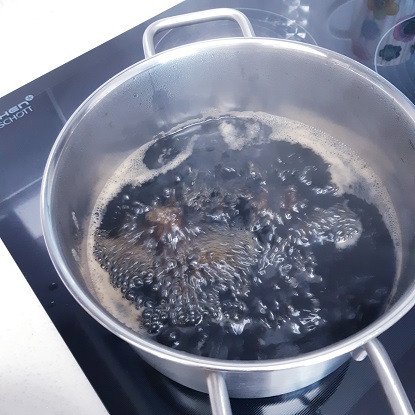 여러-재료와-간장-졸인-물-끓이기