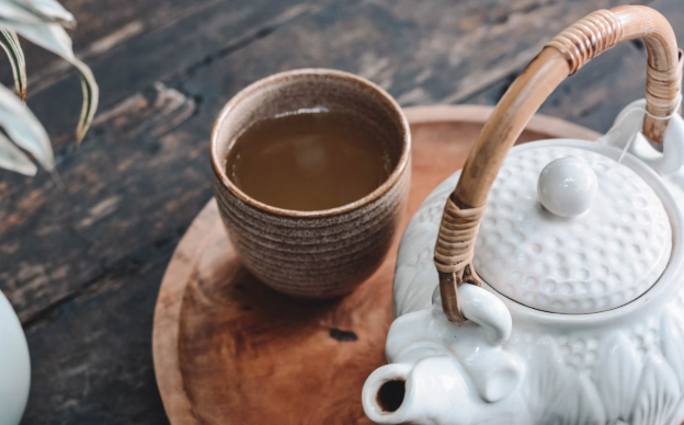 주전자와 음료가 담긴 컵 사진