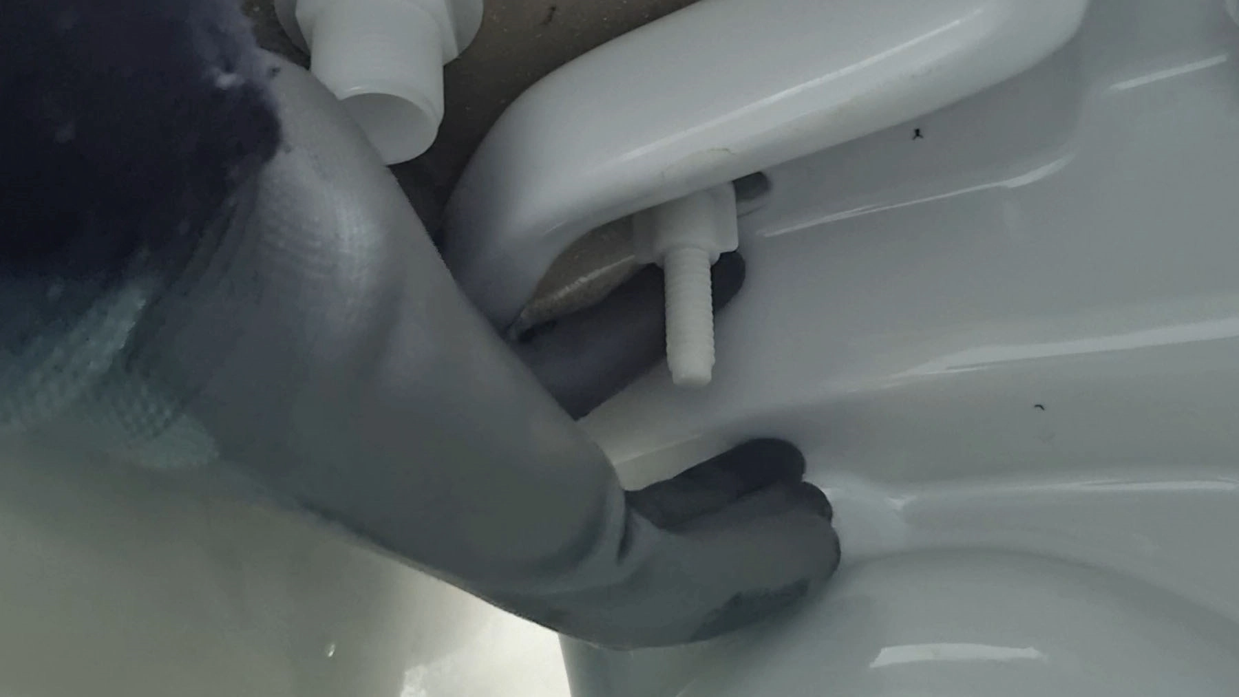 양변기 물탱크 고정 모습