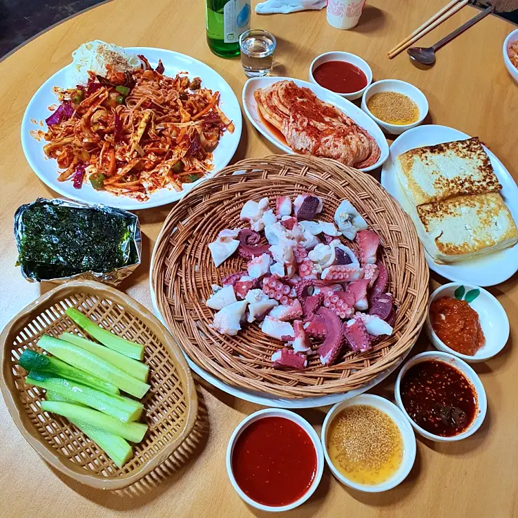 식객 허영만 백반기행 160회 김지민 편 참문어 문어숙회, 가리비 찜, 산낙지, 골뱅이 무침 맛있는 실내 포차 동해 삼척 7번국도 노포 맛집 소개