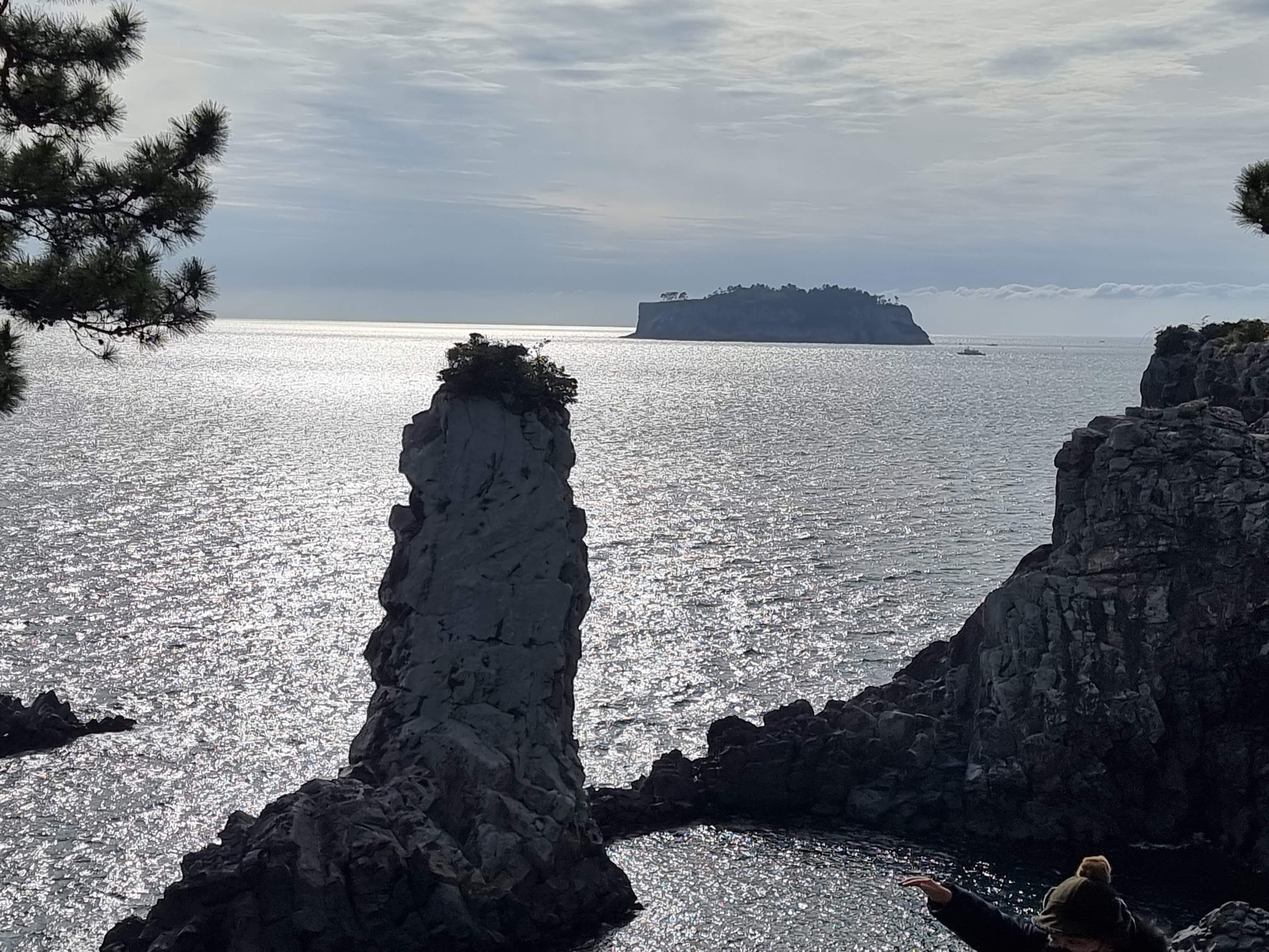 외돌개와 먼섬의 조화