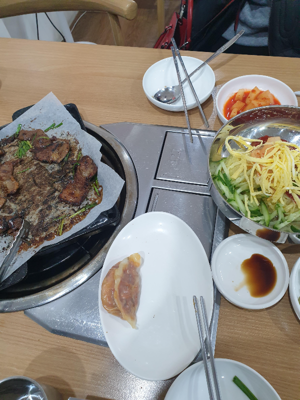 바싹 불고기와 냉면 그리고 하나 남은 만두
