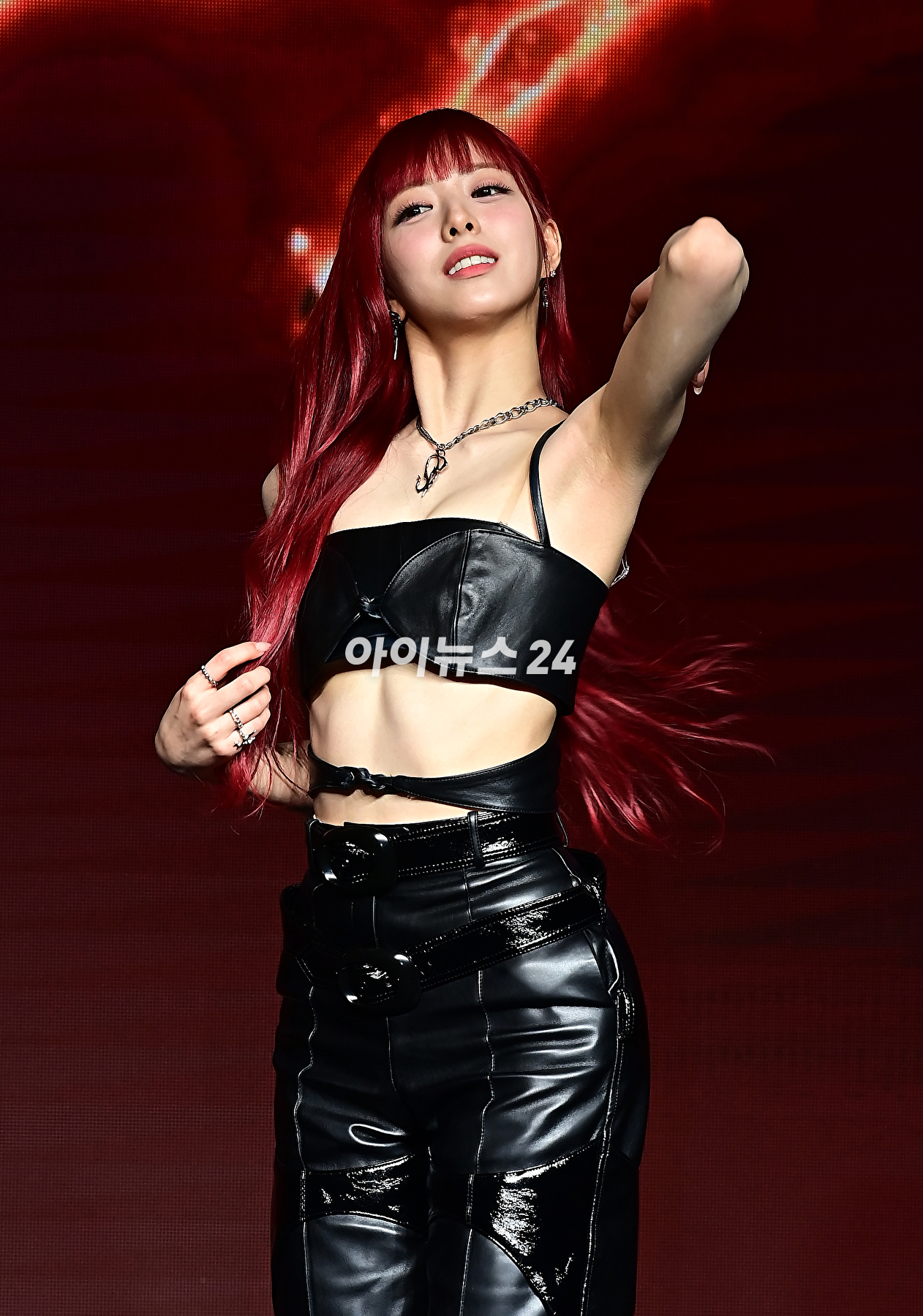 걸그룹 ITZY(있지) 유나가 8일 오후 서울 여의도 콘래드&nbsp;서울에서 열린 새 미니 앨범 'BORN TO BE'(본 투 비)를 발매기념 쇼케이스에서 기념촬영을 하고 있다. [사진=곽영래 기자]