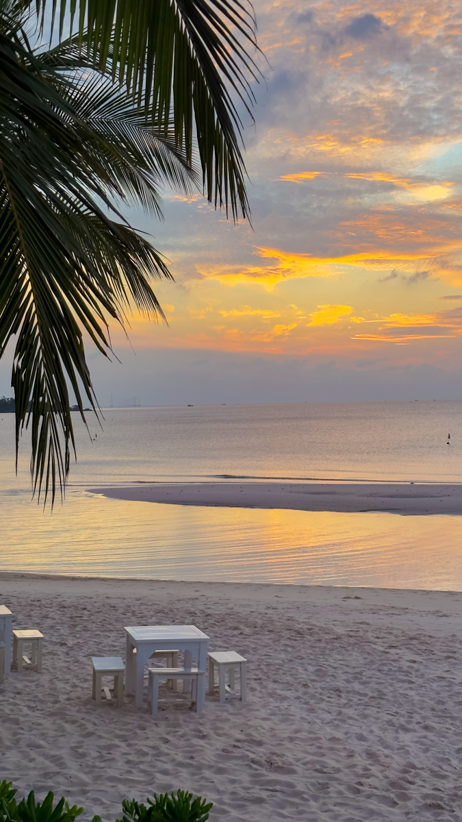 푸꾸옥 켐비치 JW 메리어트 리조트 내 화학학과 컨셉의 디오씨 바에서 바라본 바다와 노을