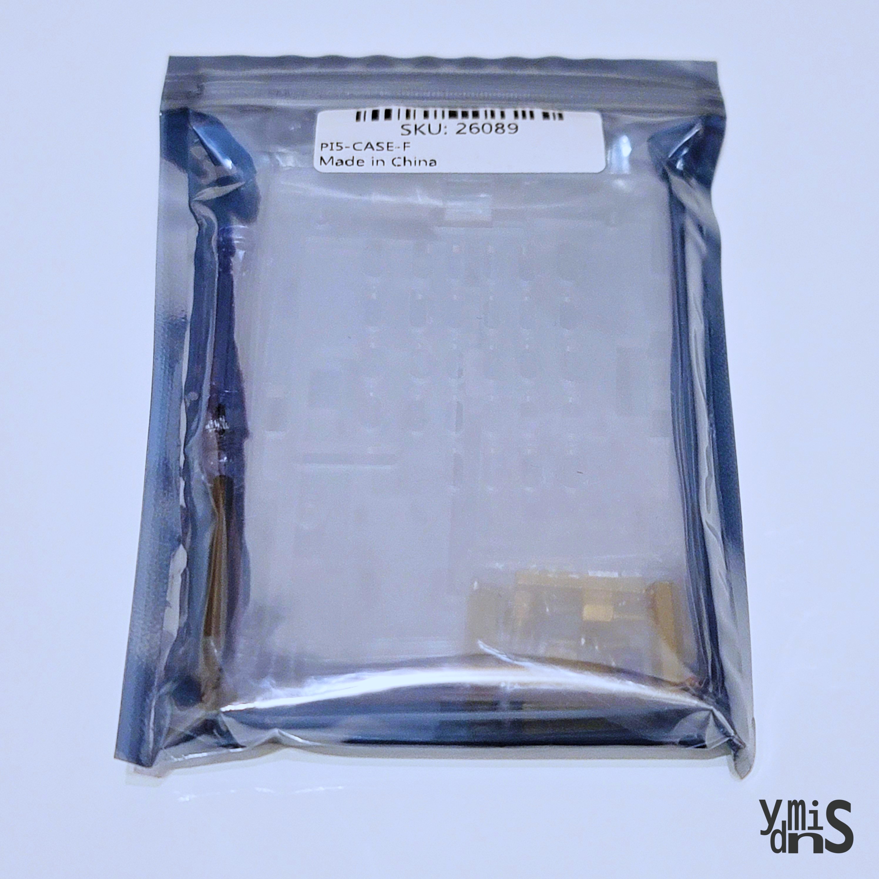 본체 프레임 부품이 테이블 위에 놓여있다.