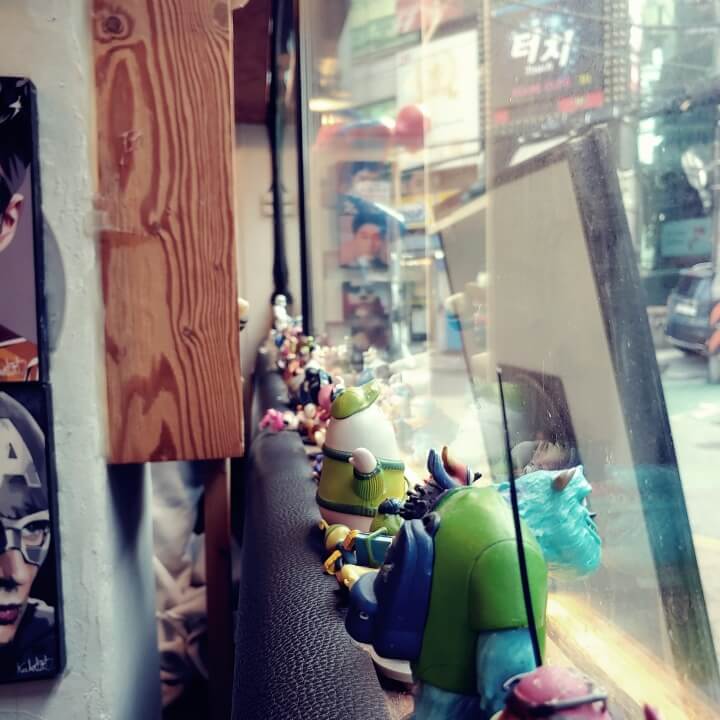 신촌-유닭스토리-창문에-있는-피규어-사진