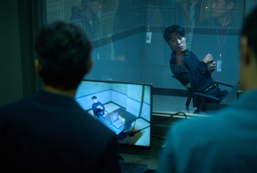 영화 계시록, 경찰서로 연행된 민찬과 그를 바라보는 형사들