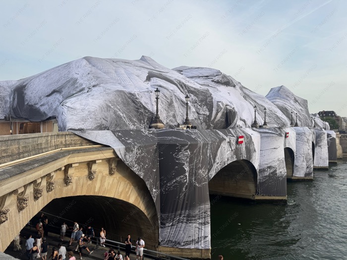 프랑스의 천재 스트리트 아티스트 JR이 퐁뇌프 다리(Pont Neuf)에 설치한 초대형 에페메르(Éphémère, 일시적) 설치 미술 프로젝트