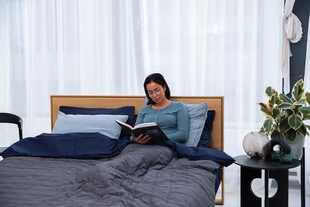 침대에서 독서하는 여자