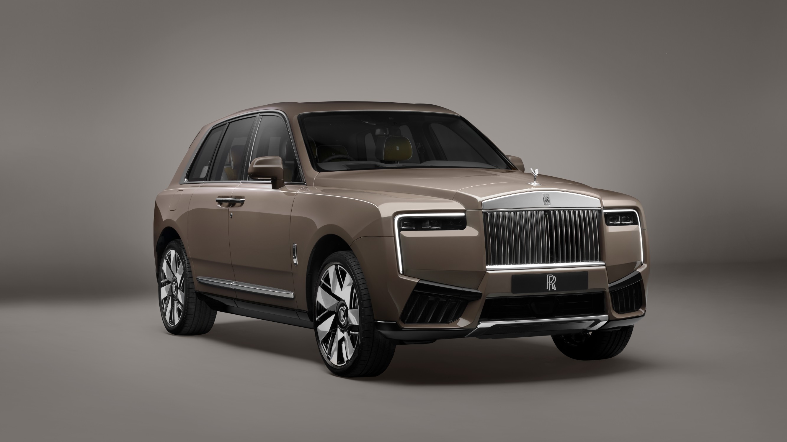 롤스로이스모터카가 슈퍼 럭셔리 SUV, '컬리넌 시리즈 II(Cullinan Series II)' 및 고성능 모델 '블랙 배지 컬리넌 시리즈 II(Black Badge Cullinan Series II)'를 세계 최초로 공개했다.
