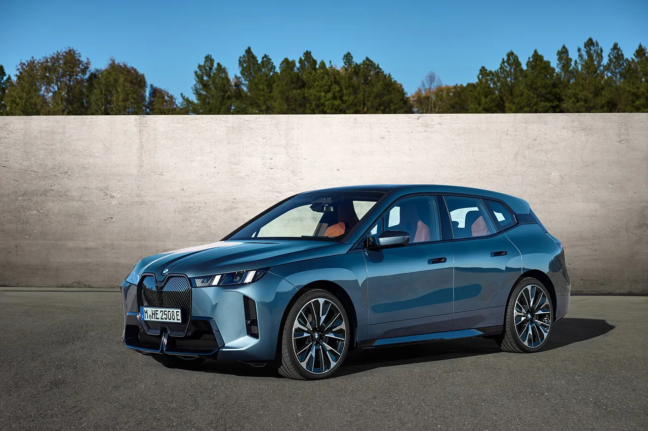 BMW iX 자동차 이미지