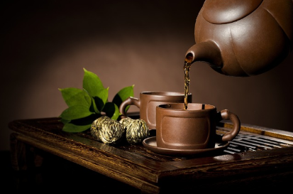 녹차 따르는 주전자