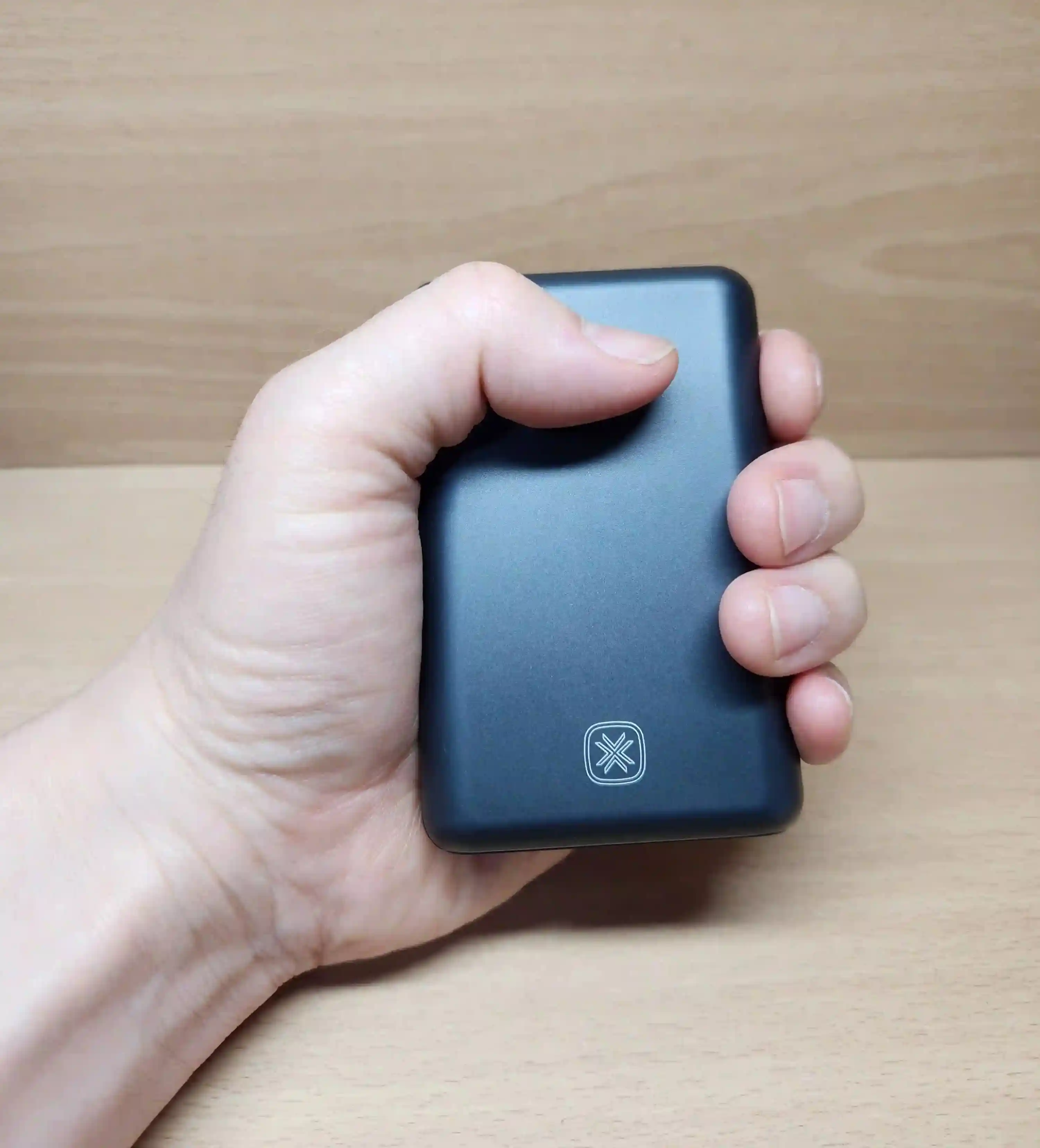 손난로를 한손으로 잡은 사진