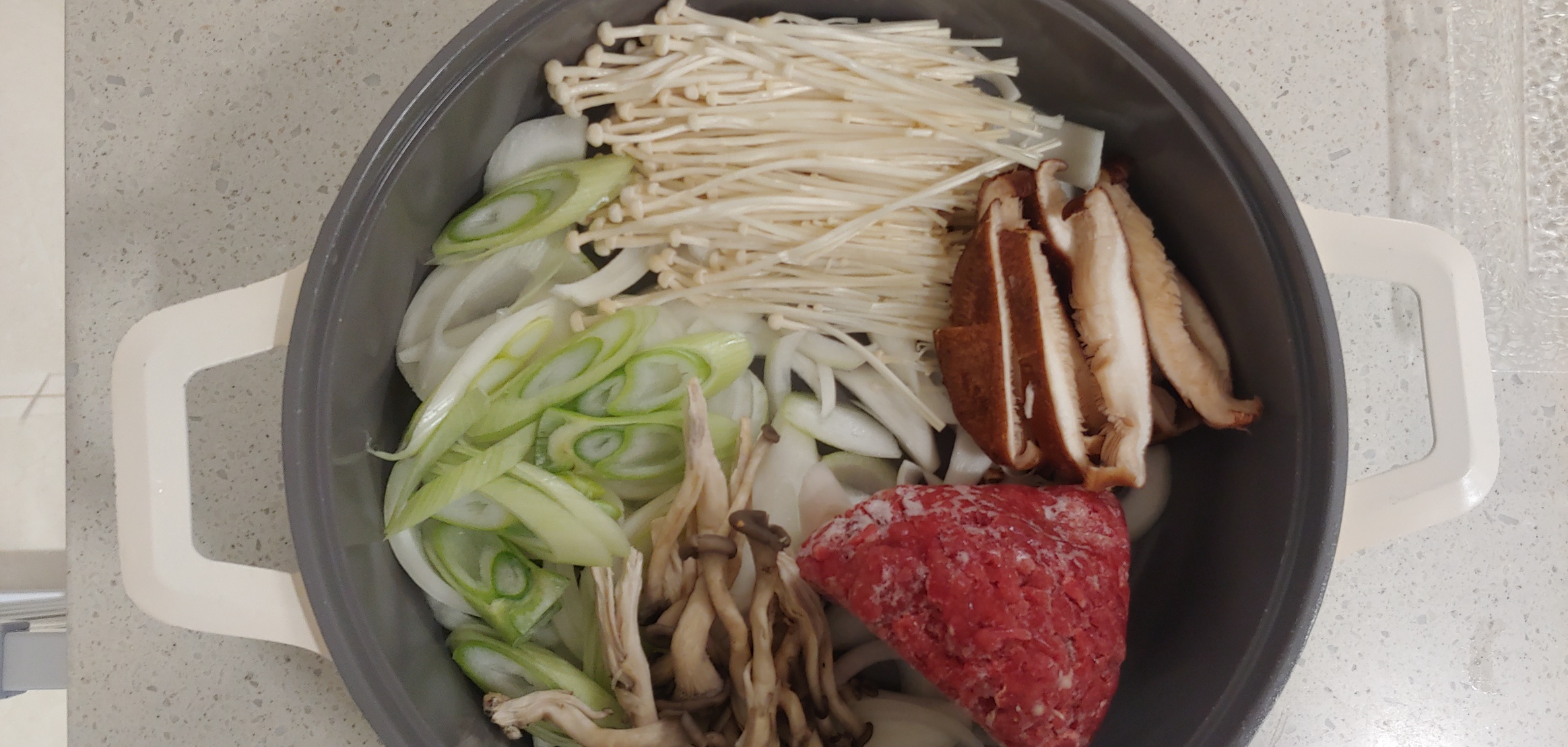 전 집에 불고기 소고기가 없어 소고기 다짐육으로 넣었습니다. 소고기는 국물내기 위한 용도로만 썼으며, 식감을 생각하시면 당연 불고기용 소고기가 좋습니다.