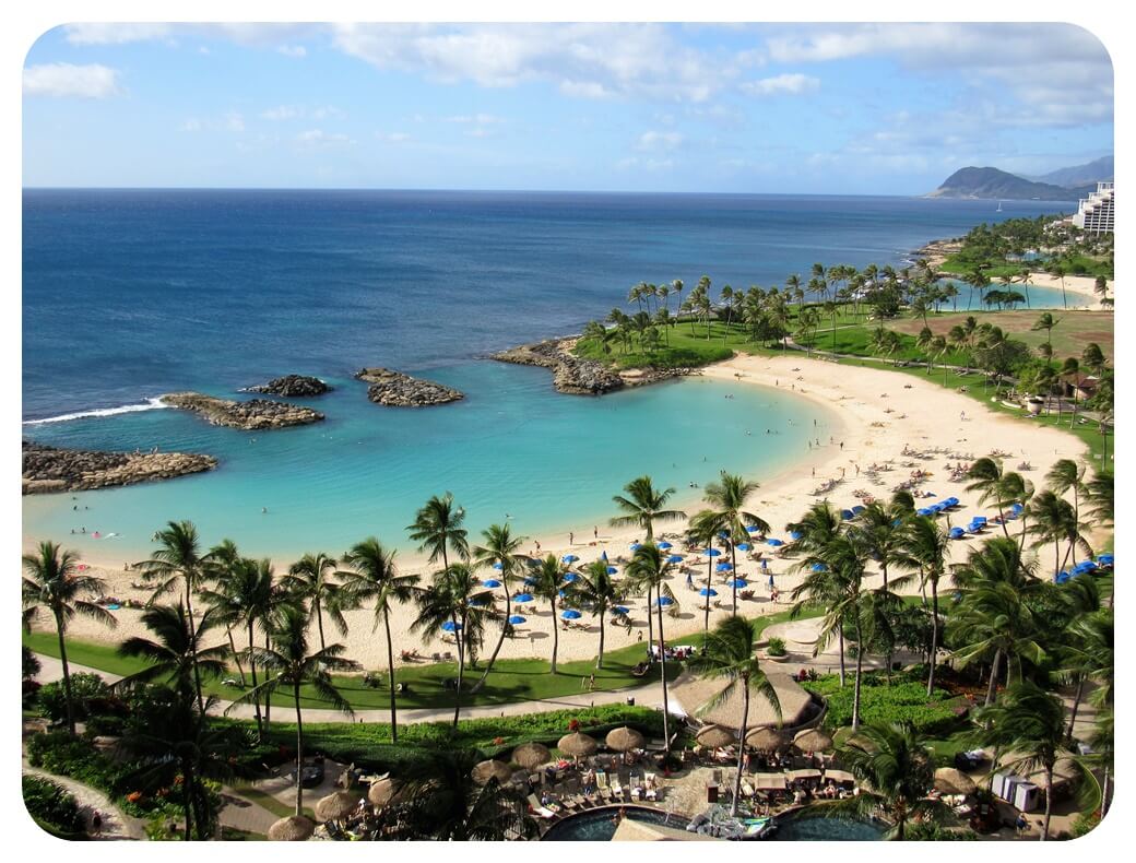 코올리나-라군-해안가-야자수-비치베드-하늘에서-찍은-사진