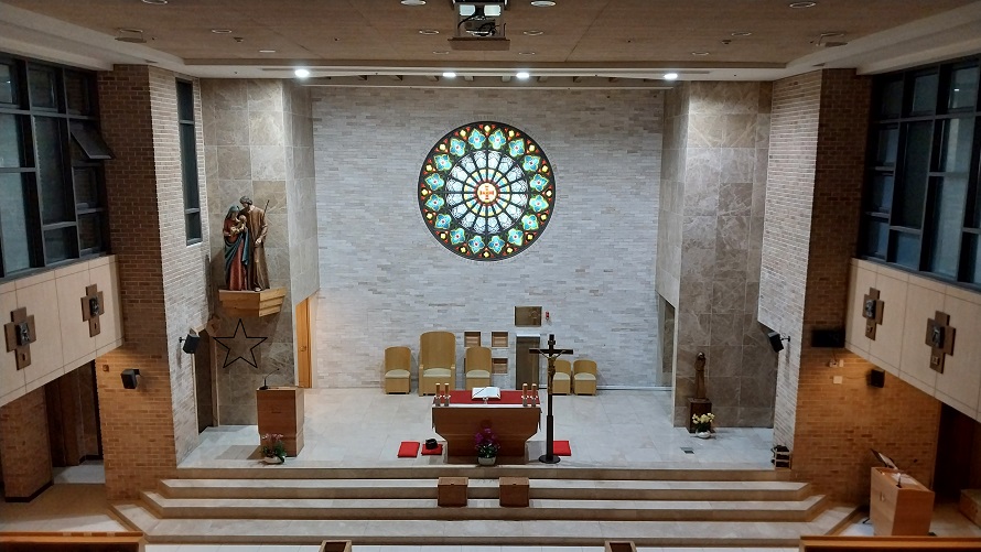 홍은동성당 성전 안 제대, 제단, 십자고상, 감실, 성가정 상, 장미창 유리화 사진