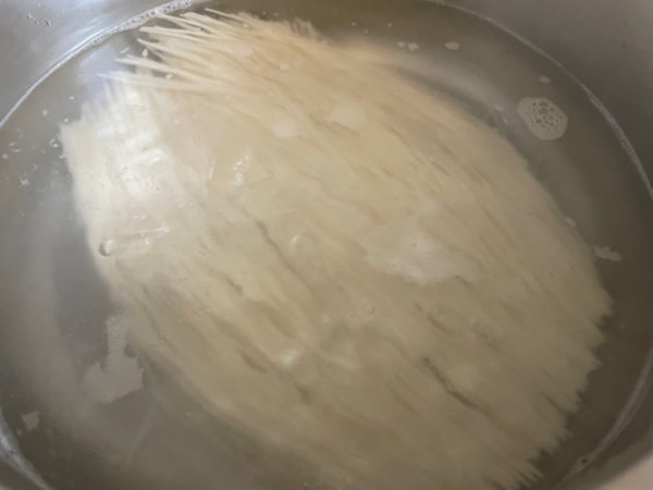 비빔국수 황금레시피 - 소면 삶기 시작, 3분동안 삶기