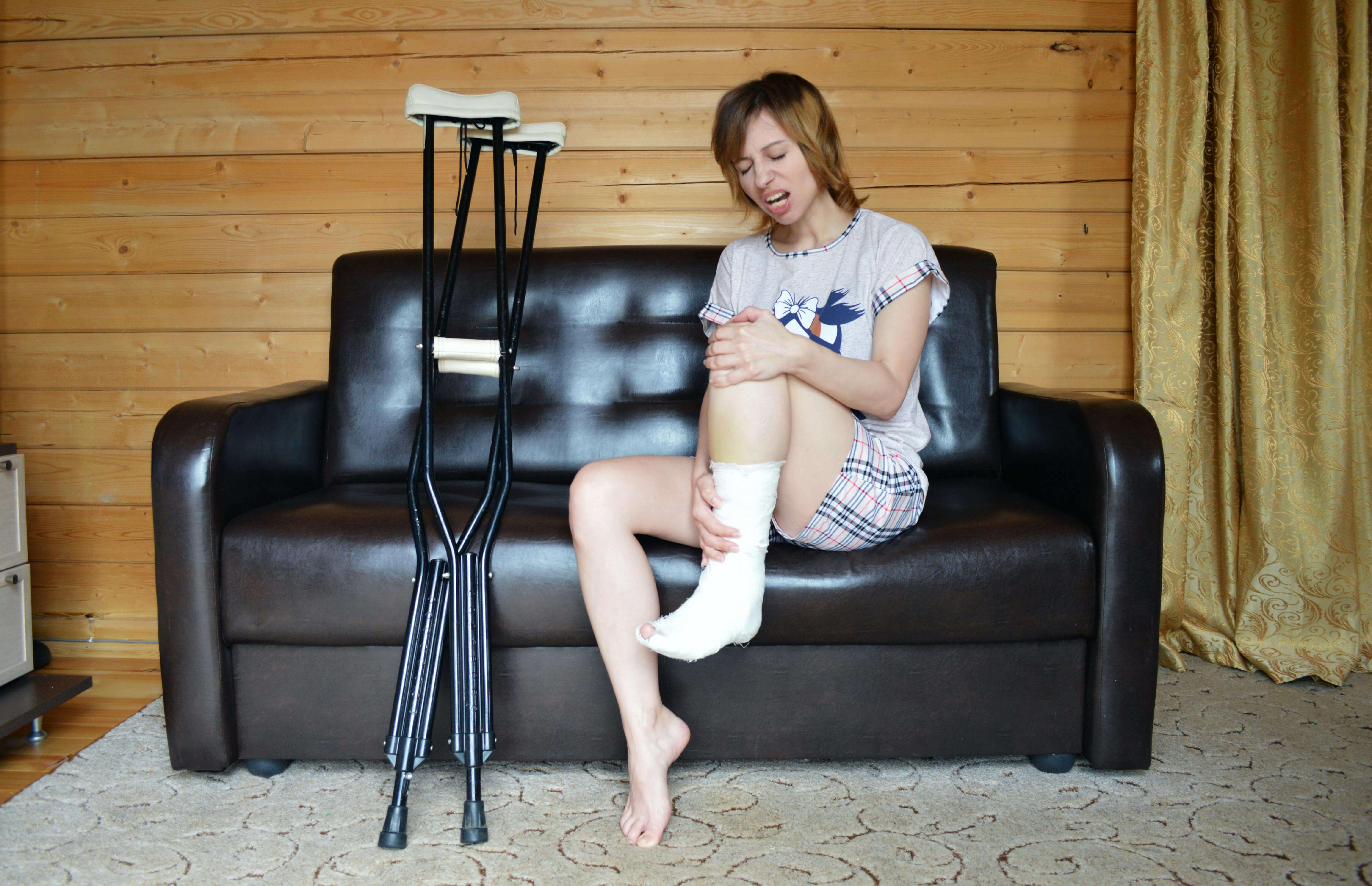 발목 삐었을 때 빨리 낫는 법&amp;#44; 병원 가야 하는 증상은?