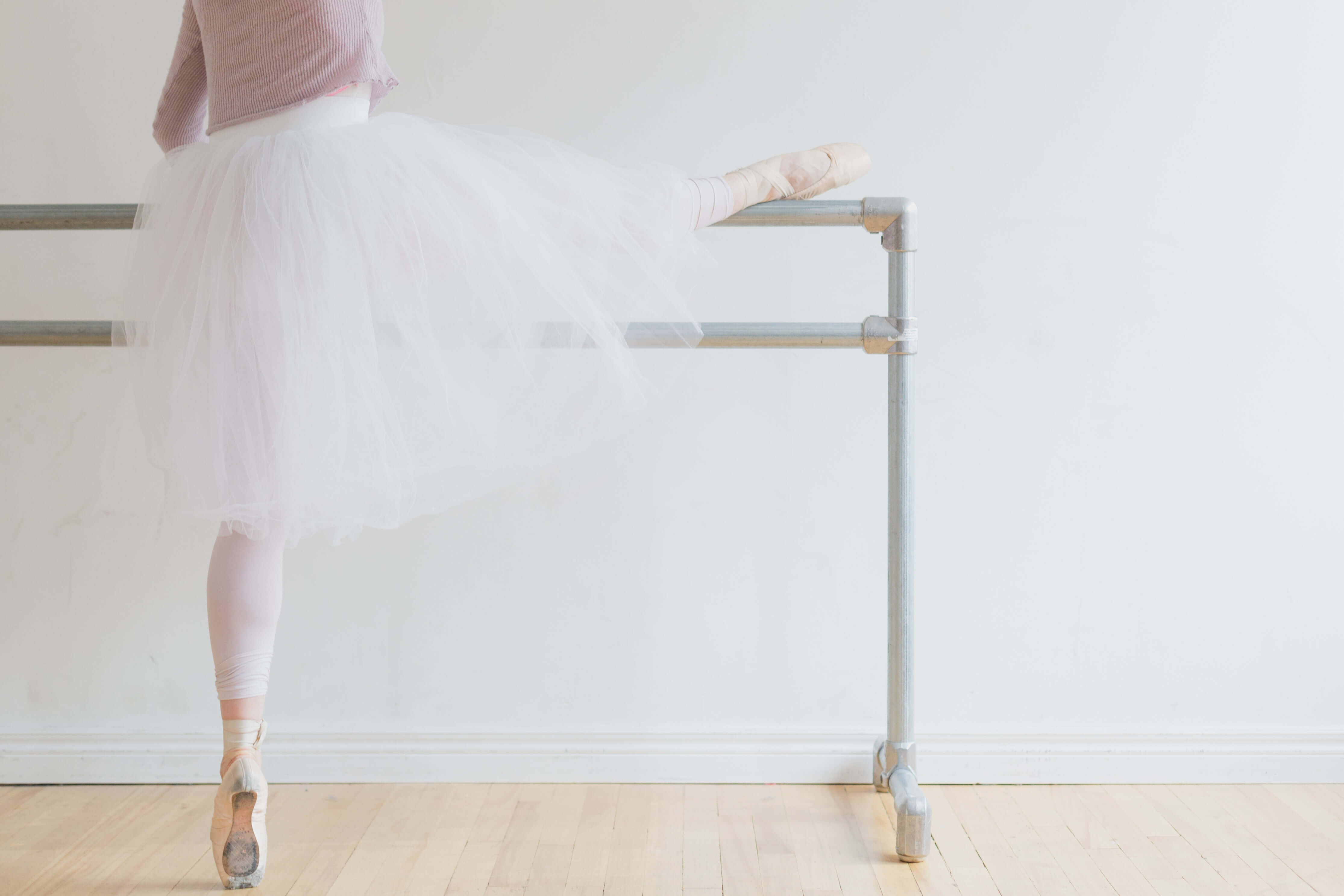 발레리나가 다리를 봉에 들어 올린 이미지