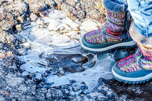 어린시절의 추억 놀이 10가지 얼음웅덩이 깨기, 재밌는 팁줌 매일꿀정보