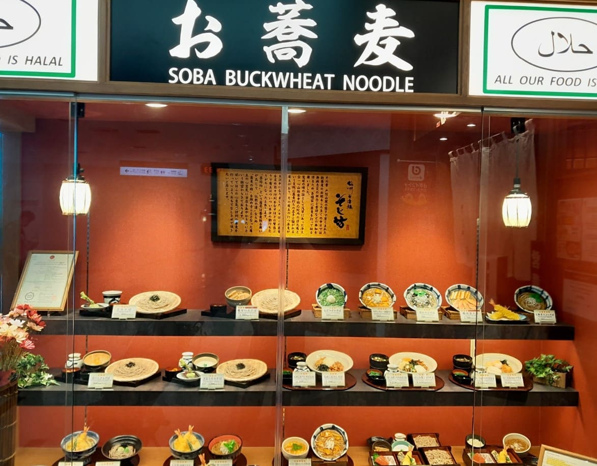 일본 소바식당의 가게 메뉴가 진열장에 진열되어 있다.
