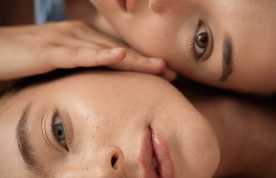 아름다움과 추악함의 복잡성을 해석하다