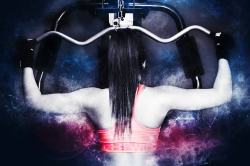 등 운동 하고 있는 여성