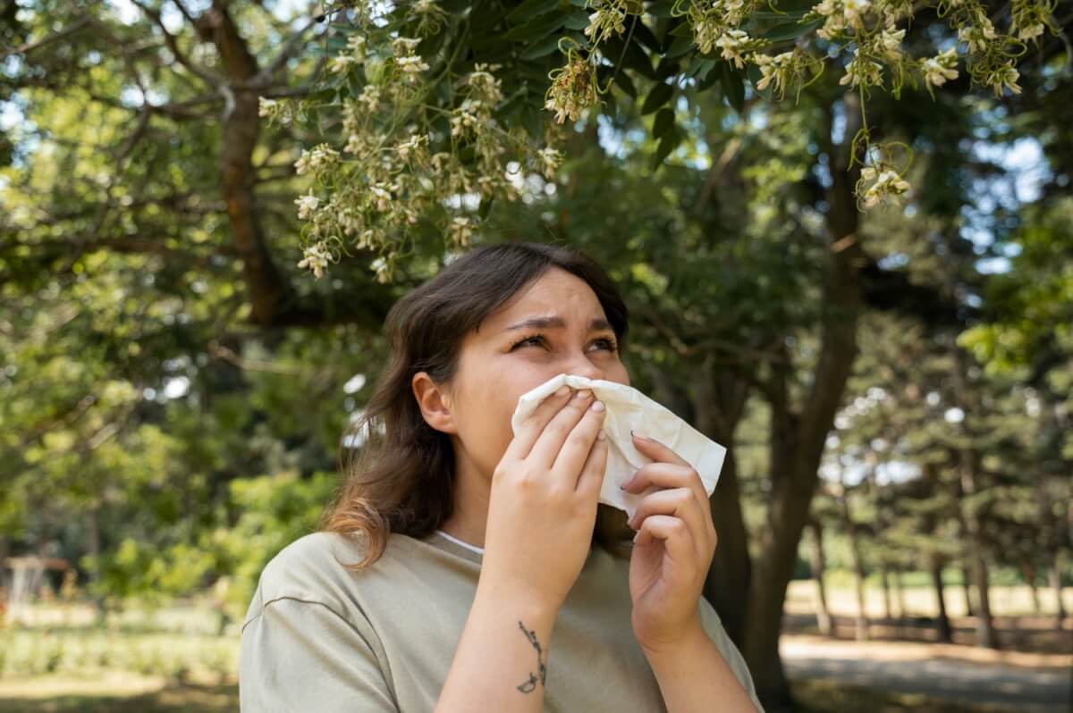 계절성-알레르기-증상을-겪고있는-여성