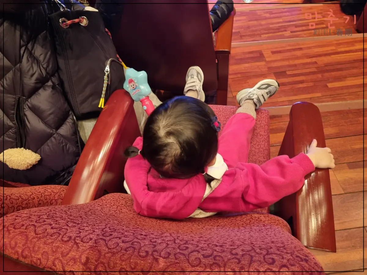 베베핀뮤지컬-좌석에앉아있는-두돌아기-공연시작전