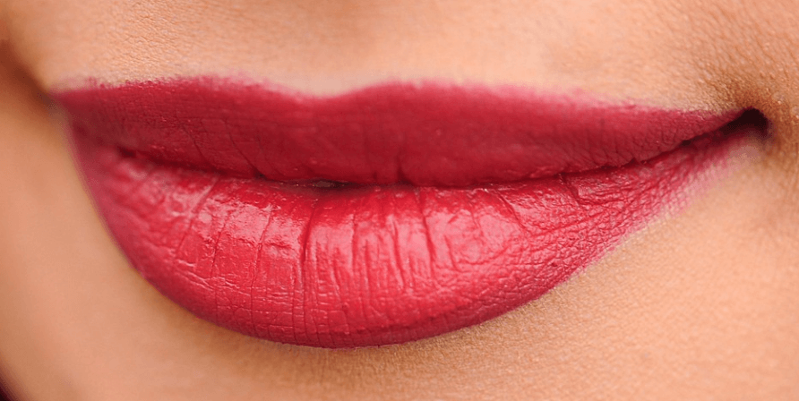 빨간 루즈를 칠한 여자 입술