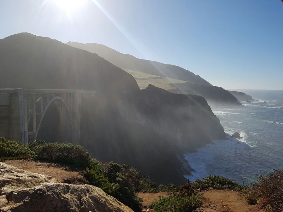 미국 켈리포니아 1번국도의 비즈비 크리크 브리지와 태평양 해안 절벽